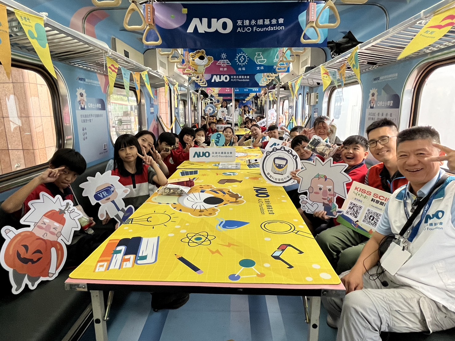 918博天堂永續基金會參與「臺灣科普環島列車」，設計基礎科學車廂課程，以「淨零碳排和永續能源」為主題，讓學生透過創意實驗認識淨零知識，以及思考生活中的減碳行為